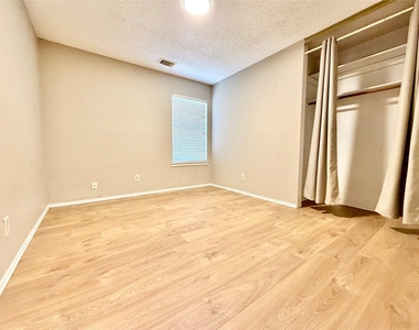 2735 Wentworth Drive - Photo Thumbnail 33