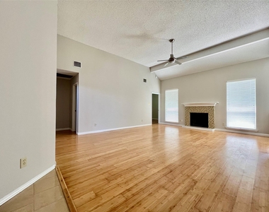 2735 Wentworth Drive - Photo Thumbnail 9