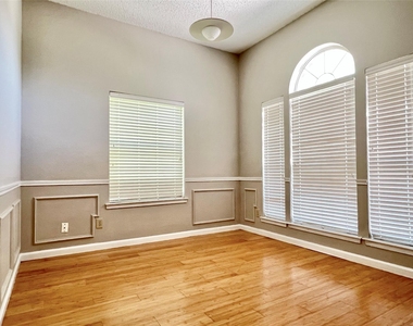 2735 Wentworth Drive - Photo Thumbnail 4