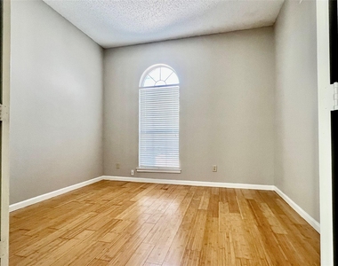 2735 Wentworth Drive - Photo Thumbnail 14