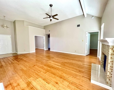 2735 Wentworth Drive - Photo Thumbnail 12