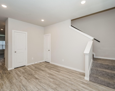 615 Sophia Way - Photo Thumbnail 4