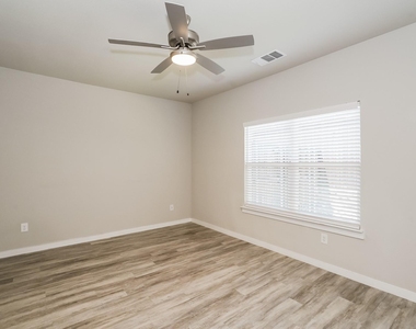 615 Sophia Way - Photo Thumbnail 8