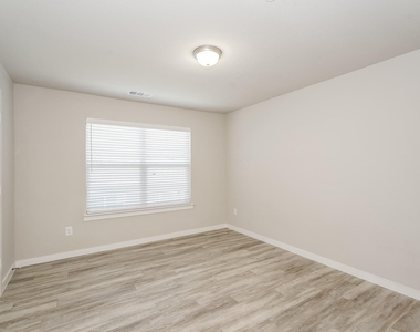 615 Sophia Way - Photo Thumbnail 10