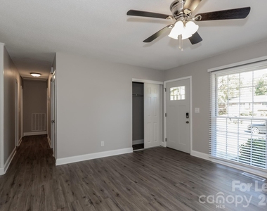418 Meadow View Drive - Photo Thumbnail 3
