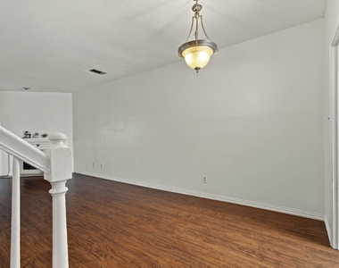 3550 Country Square Drive - Photo Thumbnail 2