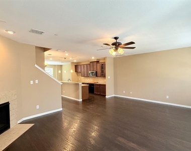 3912 Amberwood Drive - Photo Thumbnail 7
