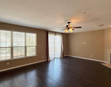 3912 Amberwood Drive - Photo Thumbnail 8