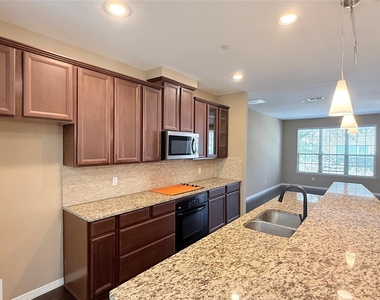 3912 Amberwood Drive - Photo Thumbnail 5