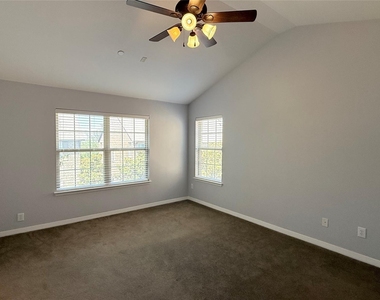 3912 Amberwood Drive - Photo Thumbnail 11