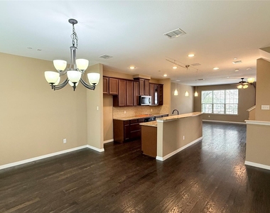 3912 Amberwood Drive - Photo Thumbnail 6