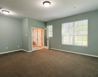 3912 Amberwood Drive - Photo Thumbnail 10