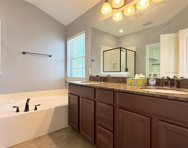 3912 Amberwood Drive - Photo Thumbnail 16