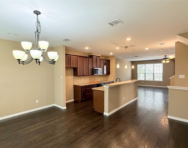 3912 Amberwood Drive - Photo Thumbnail 4
