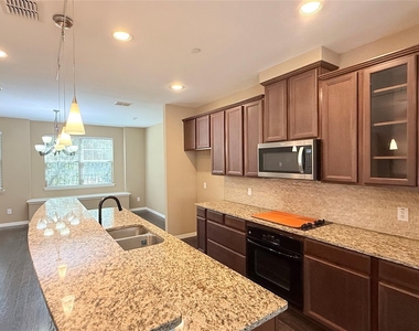3912 Amberwood Drive - Photo Thumbnail 3