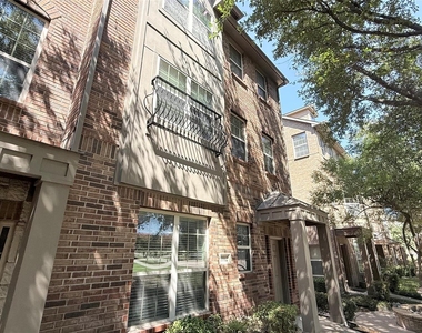 3912 Amberwood Drive - Photo Thumbnail 2