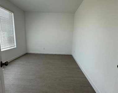 1316 Rockwell Drive - Photo Thumbnail 7