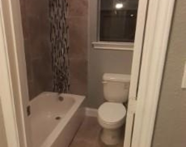 2202 Greenbriar Court - Photo Thumbnail 15