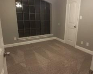 2202 Greenbriar Court - Photo Thumbnail 14