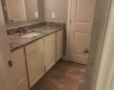 2202 Greenbriar Court - Photo Thumbnail 10