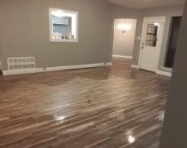2202 Greenbriar Court - Photo Thumbnail 5