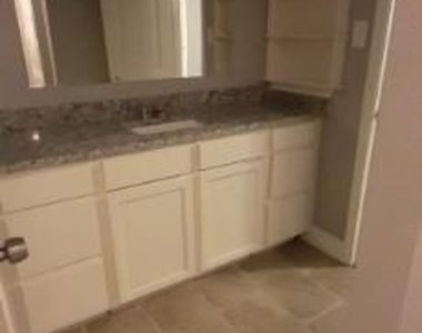 2202 Greenbriar Court - Photo Thumbnail 8