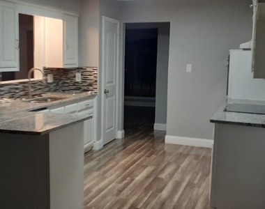 2202 Greenbriar Court - Photo Thumbnail 3