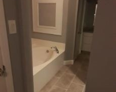 2202 Greenbriar Court - Photo Thumbnail 11
