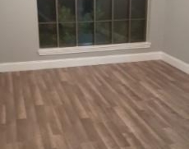 2202 Greenbriar Court - Photo Thumbnail 13