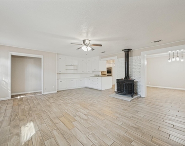 213 W Dorris Drive - Photo Thumbnail 5