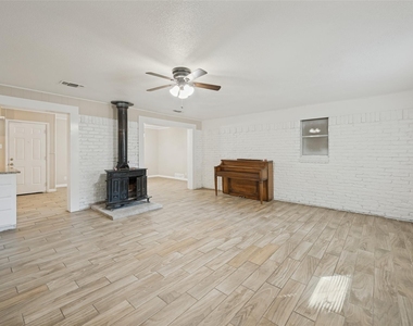213 W Dorris Drive - Photo Thumbnail 3