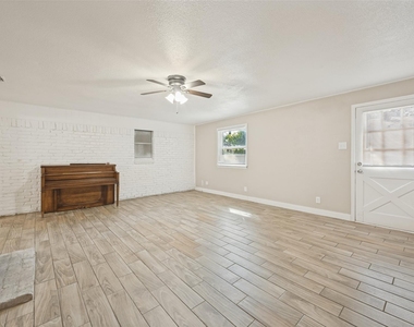 213 W Dorris Drive - Photo Thumbnail 2