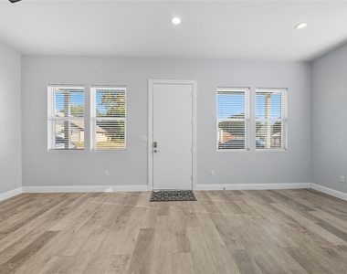914 E Tucker Street - Photo Thumbnail 9