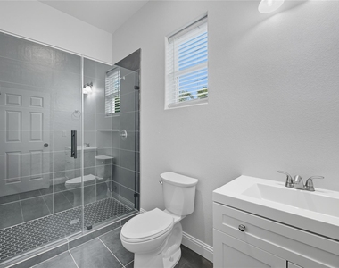 914 E Tucker Street - Photo Thumbnail 6