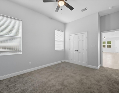 914 E Tucker Street - Photo Thumbnail 3