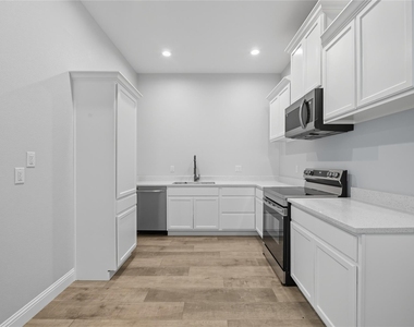 914 E Tucker Street - Photo Thumbnail 14