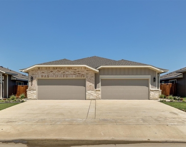 657 Blackland Drive - Photo Thumbnail 2