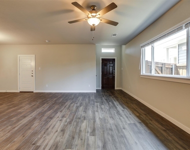 657 Blackland Drive - Photo Thumbnail 10