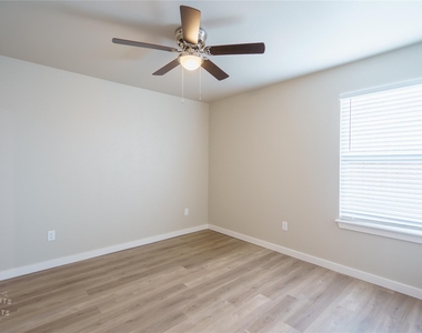 326 Colorado Street - Photo Thumbnail 11