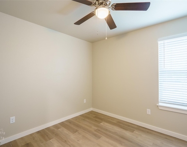 326 Colorado Street - Photo Thumbnail 18