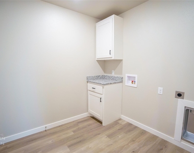 326 Colorado Street - Photo Thumbnail 7