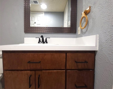 305 Trinidad Drive - Photo Thumbnail 5