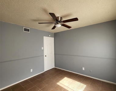 305 Trinidad Drive - Photo Thumbnail 3