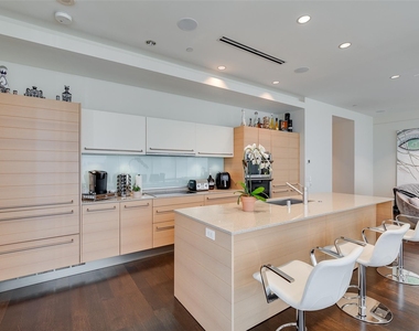 2408 Victory Park Lane - Photo Thumbnail 4