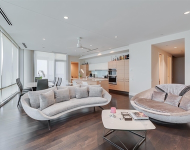 2408 Victory Park Lane - Photo Thumbnail 2