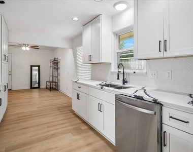 11070 Delford Circle - Photo Thumbnail 5