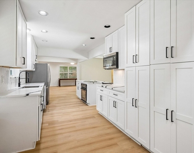 11070 Delford Circle - Photo Thumbnail 6
