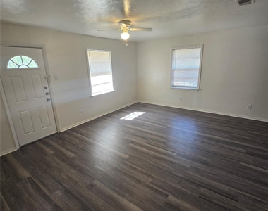 810 Lexington Drive - Photo Thumbnail 5