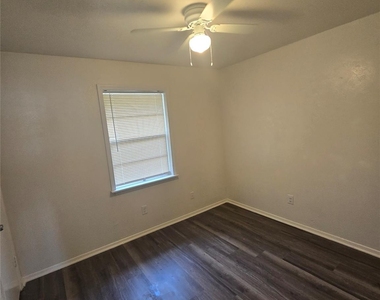 810 Lexington Drive - Photo Thumbnail 3