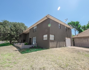 5439 Pershing Avenue - Photo Thumbnail 3